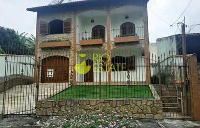 Imagem: A casa possui 3 Dormitórios, 5 Banheiros, 2 Vagas na garagem