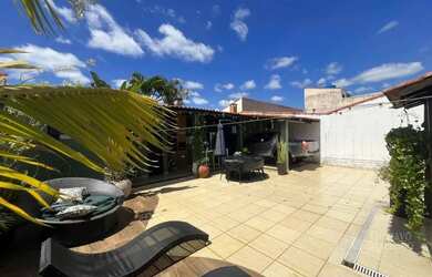 Imagem: A casa possui 3 Dormitórios, 2 Banheiros e 240m² de Área