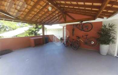 Imagem: A casa possui 5 Dormitórios, 2 Banheiros, 4 Vagas na garagem