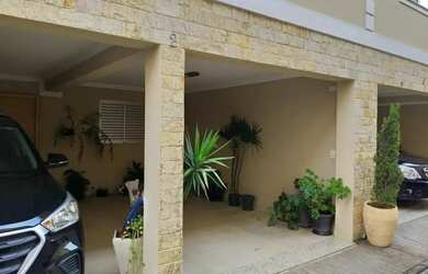 Imagem: A casa possui 3 Dormitórios, 3 Banheiros, 2 Vagas na garagem