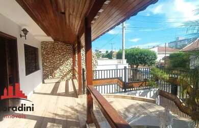 Imagem: A casa possui 3 Dormitórios, 2 Banheiros, 4 Vagas na garagem