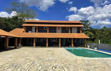 Imagem: A casa possui 5 Dormitórios, 5 Banheiros, 5 Vagas na garagem