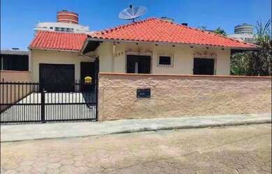 Imagem: A casa possui 5 Dormitórios, 4 Banheiros, 4 Vagas na garagem