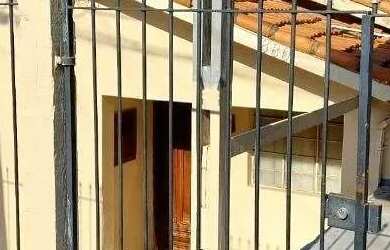 Imagem: A casa possui 2 Dormitórios, 1 Banheiro, 2 Vagas na garagem