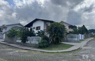 Imagem: A casa à venda possui 3 Dormitórios, 1 Banheiro, 2 Vagas na