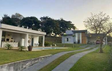 Imagem: A casa em condomínio à venda possui 4 Dormitórios, 4 Banheiros