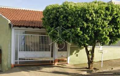 Imagem: A casa e possui 3 Dormitórios, 2 Banheiros, 2 Vagas na garagem