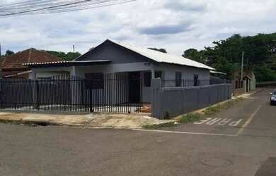 Imagem: A casa possui 4 Dormitórios, 3 Banheiros, 2 Vagas na garagem