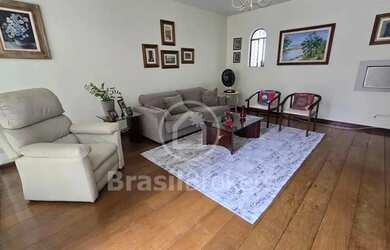 Imagem: A casa possui 4 Dormitórios, 3 Banheiros, 3 Vagas na garagem