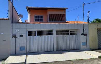 Imagem: A casa possui 3 Dormitórios, 2 Banheiros, 1 Vaga na garagem