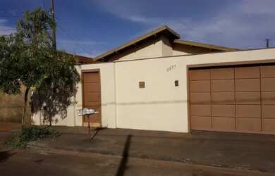 Imagem: A casa possui 3 Dormitórios, 2 Banheiros, 3 Vagas na garagem