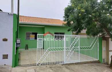 Imagem: A casa possui 2 Dormitórios, 2 Banheiros, 2 Vagas na garagem