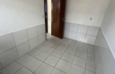 Imagem: A casa possui 1 Dormitório, 1 Banheiro, 1 Vaga na garagem