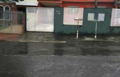 Imagem: A casa possui 5 Dormitórios, 1 Banheiro, 1 Vaga na garagem