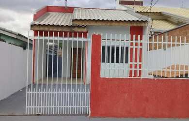 Imagem: A casa possui 2 Dormitórios, 2 Vagas na garagem e 80m² de