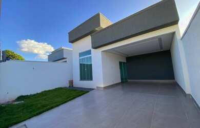 Imagem: A casa possui 3 Dormitórios, 1 Banheiro, 2 Vagas na garagem