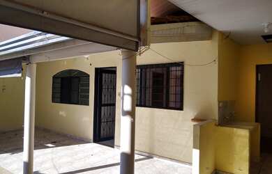 Imagem: A casa possui 5 Dormitórios, 4 Banheiros, 5 Vagas na garagem