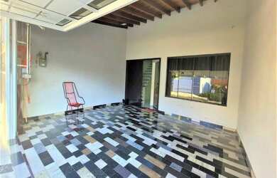 Imagem: A casa possui 2 Dormitórios, 2 Banheiros, 2 Vagas na garagem