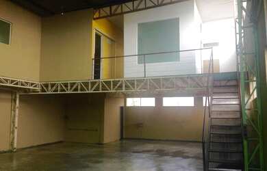 Imagem 13: Aluga Galpão com mezanino, possui 300 metros e 3 banheiros, na Vila Campo...