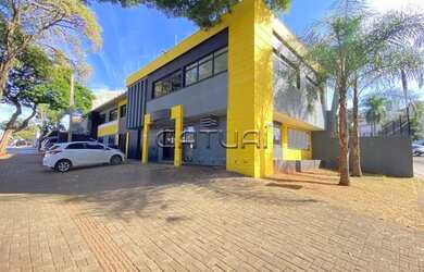 Imagem: O depósito possui 4 Vagas na garagem, 380m² de Área e está