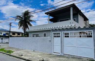 Imagem: A casa possui 3 Dormitórios, 3 Banheiros, 3 Vagas na garagem