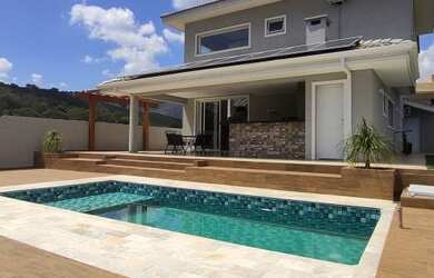 Imagem: A casa em condomínio à venda possui 4 Dormitórios, 5 Banheiros