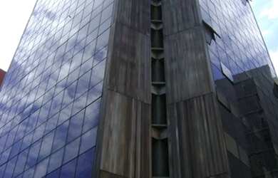 Imagem: O depósito possui 5 Vagas na garagem, 970m² de Área e está