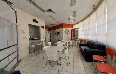 Imagem: O depósito possui 5 Vagas na garagem, 580m² de Área e está