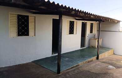 Imagem: A casa possui 1 Dormitório, 1 Banheiro, 2 Vagas na garagem