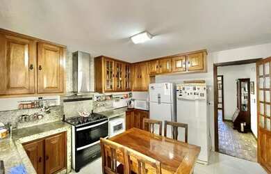 Imagem: A casa em condomínio possui 4 Dormitórios, 4 Banheiros, 5