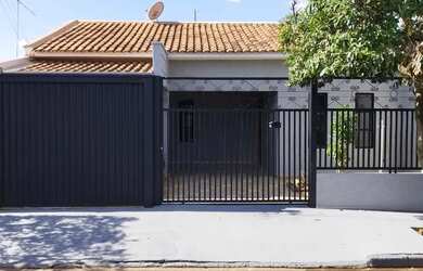 Imagem: A casa possui 3 Dormitórios, 3 Banheiros, 2 Vagas na garagem