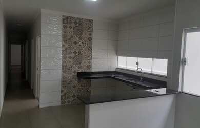 Imagem: A casa possui 3 Dormitórios, 2 Banheiros, 2 Vagas na garagem