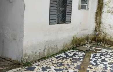 Imagem: A casa possui 2 Dormitórios, 1 Banheiro e está localizado