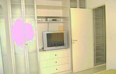 Imagem: O apartamento possui 1 Dormitório, 1 Banheiro, 1 Vaga na garagem