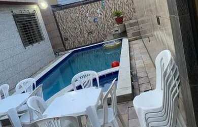 Imagem: A casa possui 3 Dormitórios, 3 Banheiros, 1 Vaga na garagem