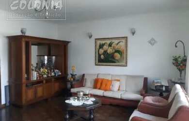 Imagem: A casa possui 3 Dormitórios, 3 Banheiros, 5 Vagas na garagem