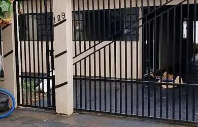 Imagem: A casa possui 3 Dormitórios, 1 Banheiro, 3 Vagas na garagem