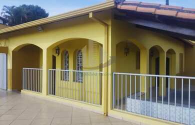 Imagem: A casa possui 3 Dormitórios, 2 Banheiros, 5 Vagas na garagem