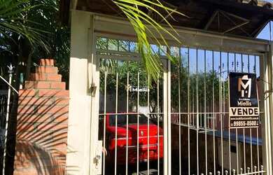 Imagem: A casa possui 2 Dormitórios, 2 Banheiros, 3 Vagas na garagem