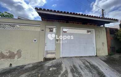 Imagem: A casa possui 3 Dormitórios, 1 Banheiro, 4 Vagas na garagem