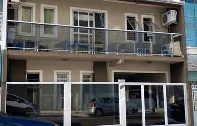 Imagem: A casa possui 3 Dormitórios, 3 Banheiros, 1 Vaga na garagem