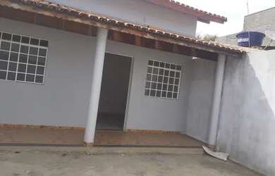 Imagem: A casa possui 2 Dormitórios, 1 Banheiro, 2 Vagas na garagem