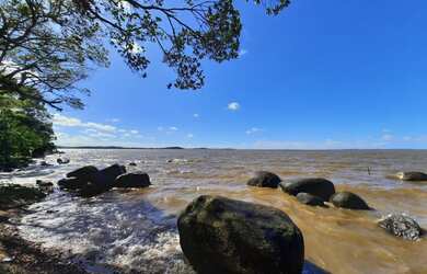 Imagem: A casa possui 2 Dormitórios, 3 Banheiros, 5 Vagas na garagem