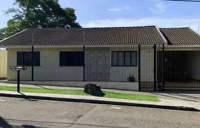 Imagem: A casa possui 4 Dormitórios, 3 Banheiros, 4 Vagas na garagem