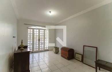 Imagem: A casa possui 3 Dormitórios, 1 Banheiro, 2 Vagas na garagem