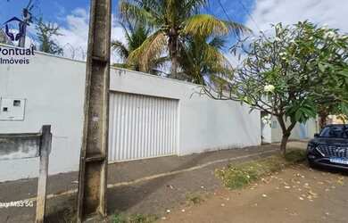 Imagem: A casa possui 3 Dormitórios, 2 Banheiros, 3 Vagas na garagem