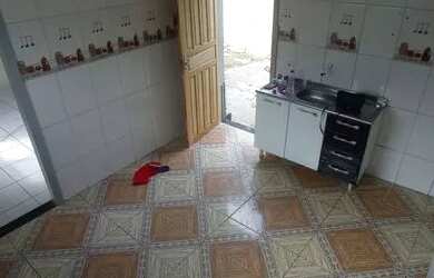 Imagem: A casa possui 3 Dormitórios, 2 Banheiros, 3 Vagas na garagem