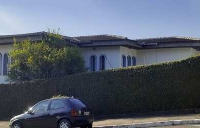 Imagem: A casa possui 3 Dormitórios, 2 Banheiros, 3 Vagas na garagem