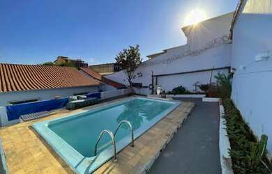 Imagem: A casa possui 3 Dormitórios, 2 Banheiros, 2 Vagas na garagem