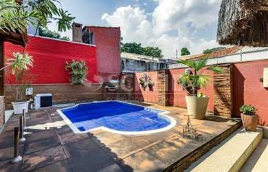 Imagem: A casa possui 4 Dormitórios, 4 Banheiros, 5 Vagas na garagem